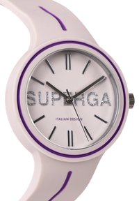 Bela silikonska ura z vijoličnimi akcenti, srebrnimi kazalci in bleščičasto napisom "SUPERGA" na svetli površini. Okrogla številčnica z preprostimi oznakami ur.