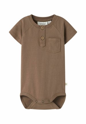 Brązowy bawełniany bodysuit z krótkim rękawem, okrągłym dekoltem, zapięciem na dwa guziki i kieszonką na piersi. Rozszerzany dekolt i zapięcia na napy na dole.