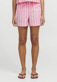 Růžové pruhované šortky s tkaničkou v pase. Svislé pruhy v odstínech růžové a bílé; lehký, neformální design. Rovný lem.