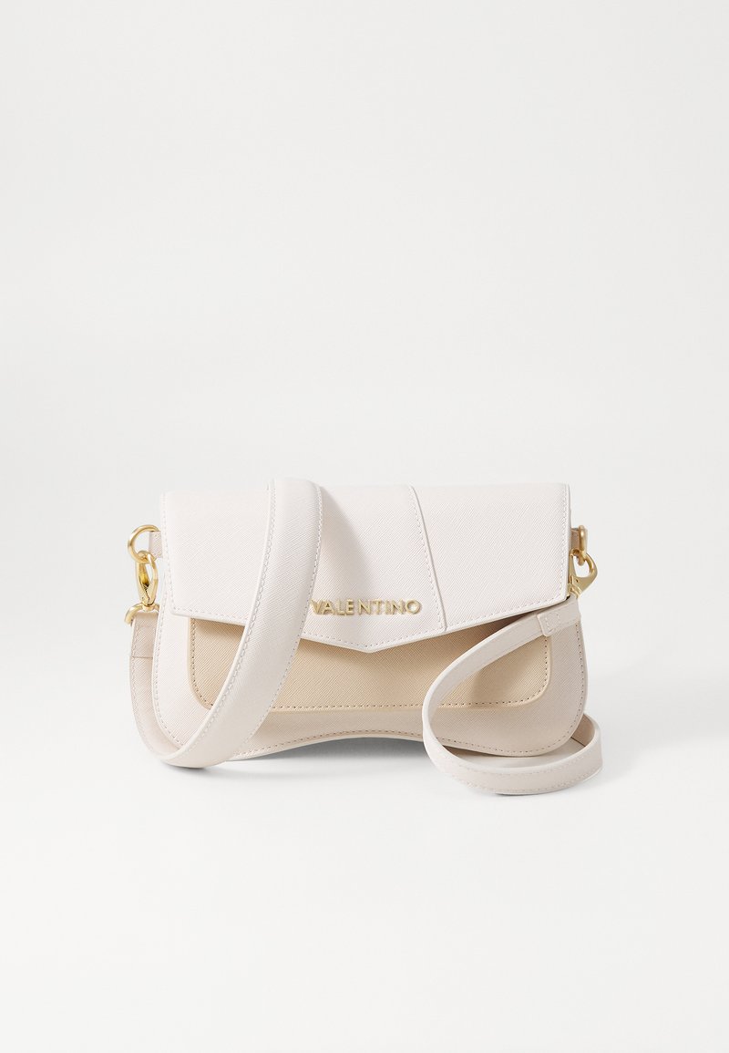 Balta odinė rankinė su užsegimu ant sklendės, auksinėmis detalėmis ir atsegamu dirželiu. Pasižymi lygiu paviršiumi ir minimalistiniu dizainu.