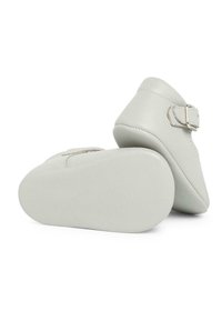 Zapatos de bebé de cuero gris con punta redondeada, correa con hebilla y textura suave. Suela blanda para mayor comodidad y flexibilidad.
