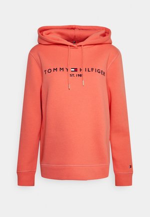 Koraalrode hoodie gemaakt van zachte stof, met een capuchon met trekkoord, geborduurd "Tommy Hilfiger"-logo en geribbelde boorden en zoom.