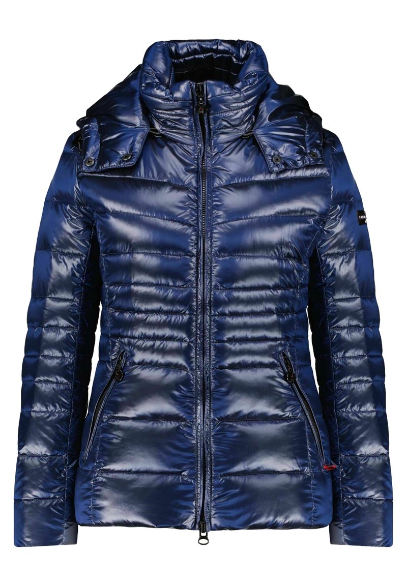 Donkerblauwe gewatteerde jas met een glanzende afwerking, hoge kraag, ritssluiting, twee zijzakken en drukknopen op de schouders.