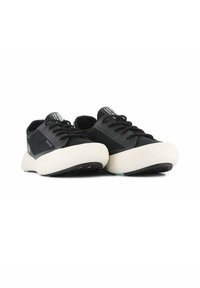 Czarne sneakersy z teksturowaną cholewką, z gładkimi akcentami z gumy i grubą białą, wzorzystą podeszwą. W zestawie sznurówki zapewniające pewne dopasowanie.