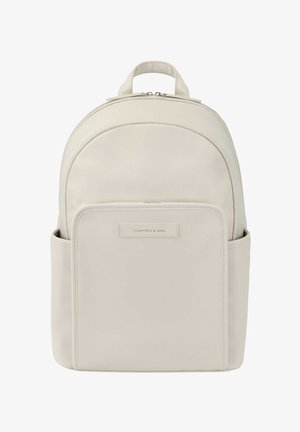 Helle beige Rucksack aus glattem Stoff, mit abgerundetem Deckel, Vordertasche mit Logo und seitlichen Taschen für zusätzlichen Stauraum.