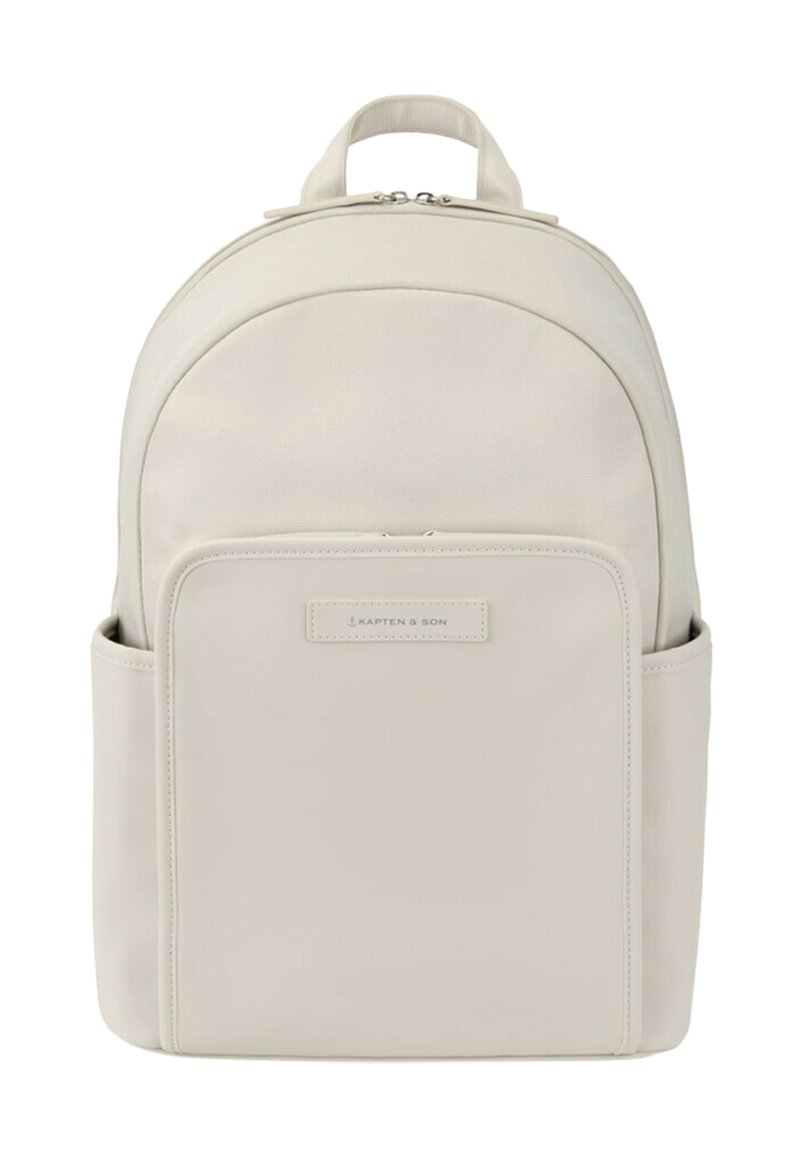 Světlobéžový batoh z hladké tkaniny s kulatým vrškem, přední kapsou s logem a bočními kapsami pro další úložný prostor.