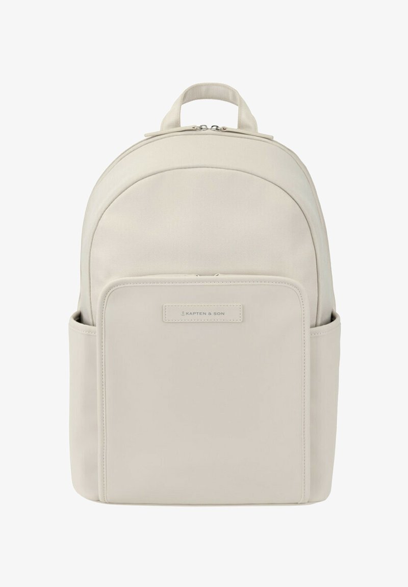 Světlobéžový batoh z hladké tkaniny s kulatým vrškem, přední kapsou s logem a bočními kapsami pro další úložný prostor.