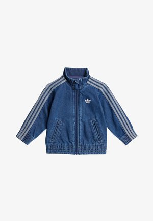 Veste en denim avec fermeture éclair à l'avant, col haut et deux poches latérales. Présente des accents gris à trois bandes sur les manches et un petit logo sur la poitrine.