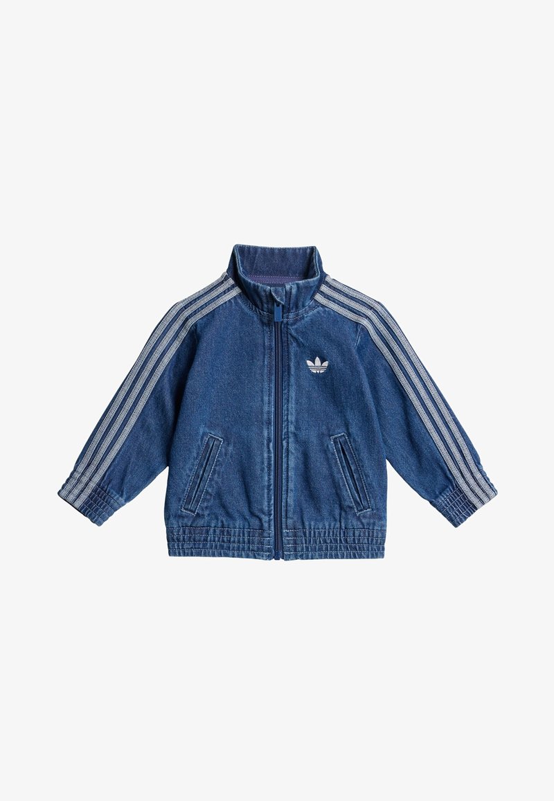 Τζιν μπουφάν με φερμουάρ μπροστά, ψηλό γιακά και δύο πλαϊνές τσέπες. Διαθέτει γκρι πινελιές με τρεις ρίγες στα μανίκια και ένα μικρό λογότυπο στο στήθος.