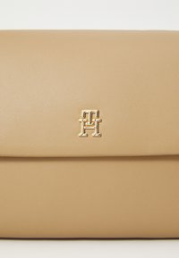 Tommy Hilfiger MODERN SHOULDER BAG - Sac bandoulière - safari canvas