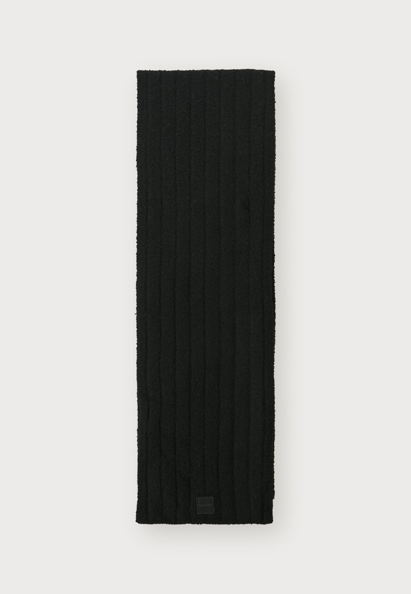 Sciarpa nera lavorata a maglia con texture a costine verticali e una piccola etichetta logo a un'estremità. Materiale morbido con forma lunga e rettangolare.