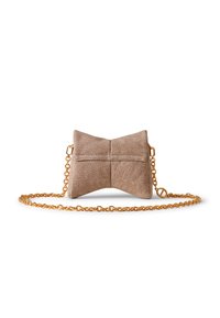 Textured beiger Clutch mit einer Schleifenform, ausgestattet mit einem goldenen Kettenriemen und einem subtilen Muster, geeignet für formelle Anlässe.