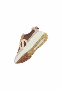 Sneaker léger avec un mélange de textile beige et marron, doté d'une semelle en caoutchouc texturée. Accent circulaire notable sur le côté.