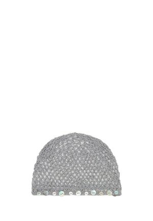 Berretto grigio all'uncinetto con motivo a punto aperto, decorato con piccoli bottoni rotondi simili a perle lungo il bordo inferiore.