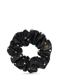 Zwarte satijnen scrunchie met verzamelde stof, voorzien van ingewerkte zilveren rhinestones en een klein merketiket met reliëflogo.