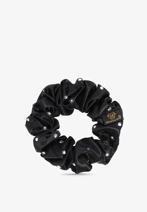 Czarny satynowy scrunchie z marszczonym materiałem, ozdobiony wszytymi srebrnymi cyrkoniami oraz małą metką z wytłoczonym logo.