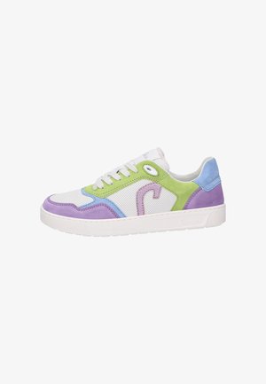 Weiße Sneaker mit Akzenten aus grünem, blauem und lila Wildleder. Verfügt über perforiertes Material, eine runde Zehenpartie und flache Schnürsenkel. Logo an der Seite.