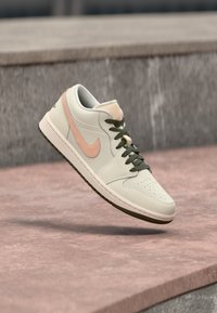 Niewybrane, sail/cargo khaki/crimson tint