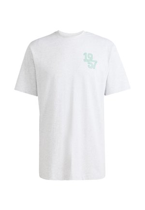 Šedé tričko s krátkým rukávem z měkké bavlny, s jemně zelenou grafikou roku "1957" na levé straně hrudníku.