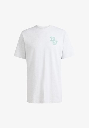 Šedé tričko s krátkým rukávem z měkké bavlny, s jemně zelenou grafikou roku "1957" na levé straně hrudníku.