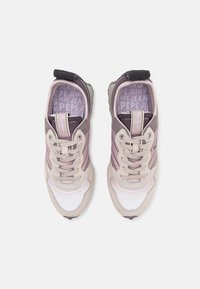 Paire de baskets Pepe Jeans beige et mauve avec lacets, rembourrage doux et semelles intérieures de marque vues de dessus sur fond blanc.