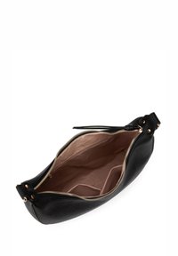Clutch nera in pelle con finitura texture, dotata di un interno in tessuto marrone chiaro, zipper dorata e due tasche interne.