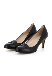 Pompes à talons hauts en cuir noir avec un bout arrondi et un accent plié à l'avant. Texture lisse et talon effilé de 3 pouces.
