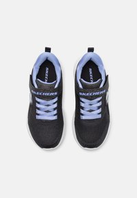 Chaussures de sport noires avec une surface texturée, accents bleu clair, design à lacets et une sangle Velcro. Comprend une semelle extérieure blanche et un logo.