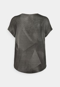 Blusa negra de manga corta con pequeño patrón de puntos blancos y sutiles formas geométricas, exhibida sobre un fondo blanco liso.