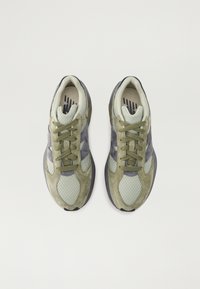 Herresneakers med en overdel i mesh og ruskind i olivengrøn og grå, med runde snørebånd og en polstret krave. Tekstureret sål for godt grip.