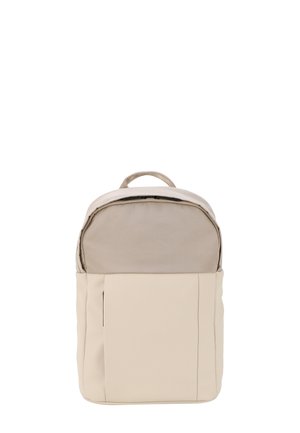 Beige rugzak met een textuurstof bovenkant en een gladde, gestructureerde onderkant. Beschikt over een voorvak en een handvat bovenaan om te dragen.