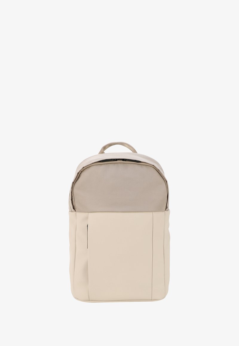 Beige rugzak met een textuurstof bovenkant en een gladde, gestructureerde onderkant. Beschikt over een voorvak en een handvat bovenaan om te dragen.