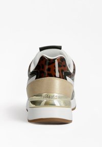 Sneakers z błyszczącą brązową górą w cętki leopardzie, beżowymi zamszowymi akcentami i metalicznym złotym detalem na pięcie. Biała podeszwa środkowa i gumowa podeszwa.