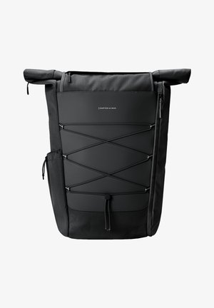 Zwarte roll-top rugzak met een gestructureerde buitenkant, elastische bungeekoord details aan de voorkant en met rits afgesloten compartimenten. Voorzien van duurzaam materiaal en een slank ontwerp.