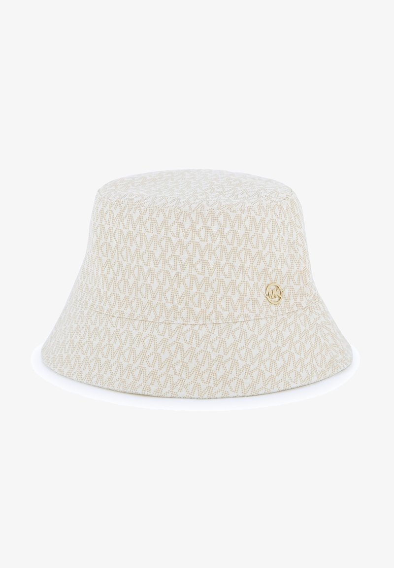 Κάπα καπέλο κατασκευασμένο από κρεμύ ύφασμα με διακριτικό μοτίβο μονόγραμμα. Διαθέτει ελαφρώς καμπυλωτό γείσο και διακοσμητικό λογότυπο σε χρυσή απόχρωση στη πλευρά.