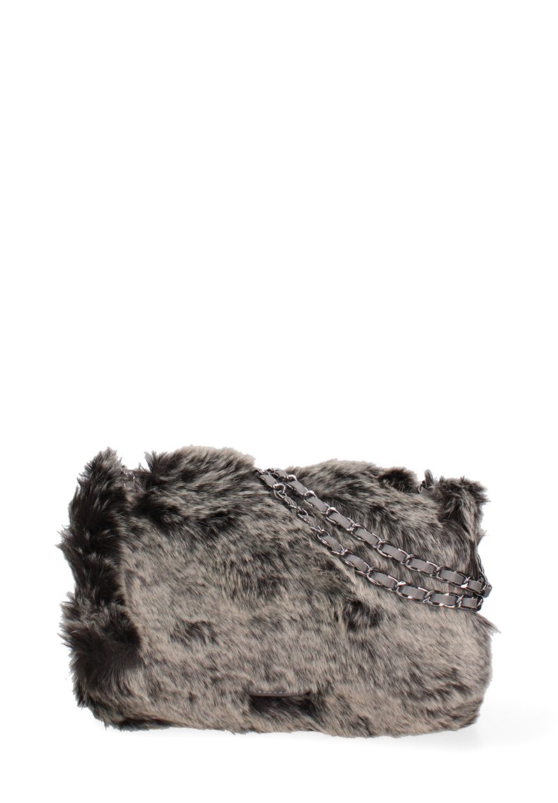 Grijze nepbont handtas met een zachte textuur, rechthoekige vorm en dubbele metalen kettingbanden om te dragen. Heeft een pluizige, harige buitenkant.