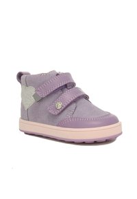Lila Wildlederschuh im High-Top-Stil mit pinker Gummisohle, zwei verstellbaren Klettverschlüssen und einem silbernen Herzakzent an der Seite.