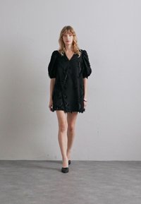 Stine Goya PUFFY SLEEVES MINI DRESS - Koktejlové šaty / šaty na párty - jet black
