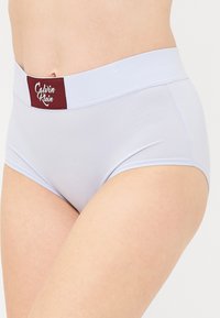 Visoko pasno svetlo modro perilo z širokim bordovim pasom s logotipom Calvin Klein. Gladka tekstura, prilegajoča zasnova, brez dodatnih vzorcev.