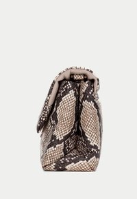 Borsa strutturata in pelle stampata serpente nera e beige, con una morbida fodera interna e una chiusura a scatto con parte superiore pieghevole.