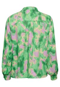 Blusa de manga larga en verde, púrpura y beige con un patrón abstracto, con pliegue en la parte trasera y puños abotonados, sobre un fondo blanco.