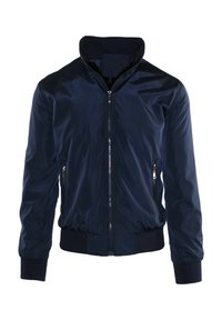 Giacca bomber in nylon blu navale con colletto alto, chiusura frontale con zip, polsini a coste e due tasche con zip ai lati. Texture liscia e leggera.