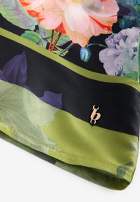 Sciarpa con motivo floreale che presenta una combinazione di colori tra cui verde, nero e rosa. Hardware dorato di rilievo con una piccola accentuazione a forma di 'b'. Texture simile alla seta.