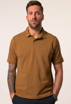 Brązowa koszulka polo wykonana z teksturowanej tkaniny z kołnierzykiem, z małym haftowanym logo na piersi i krótkimi rękawami.