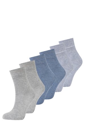 Fünf Paar Crew-Socken in verschiedenen Grautönen und Blau. Weicher, gerippter Stoff mit standardmäßiger Form und verstärkten Zehenbereichen.