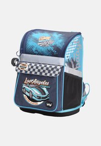 Zaino scolastico blu e nero con grafica di un'auto, dettagli a scacchi e chiusura a falda curva con zip. Il testo dice "Los Angeles 24h Race".