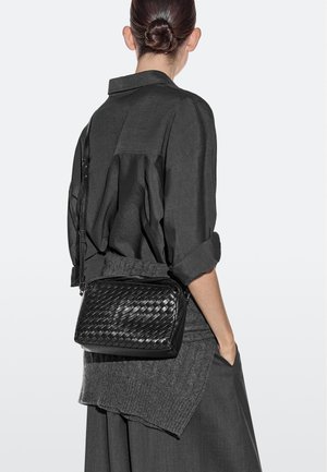 Massimo Dutti BRAIDED MINI - Handväska - black