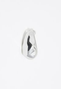 Pendente in metallo dalla forma a goccia liscia e riflettente, con un bordo arrotondato e un piccolo anello per il fissaggio. Finitura color argento.