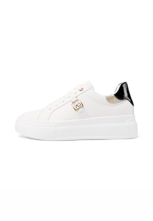 Sneaker in pelle bianca con suola bianca spessa, caratterizzata da un accentuazione in pelle verniciata nera sul tallone e un dettaglio in striscia metallica dorata.