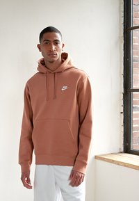 Nike Sportswear SPORTSWEAR CLUB FLEECE - Sweatshirt com capuz - mineral clay